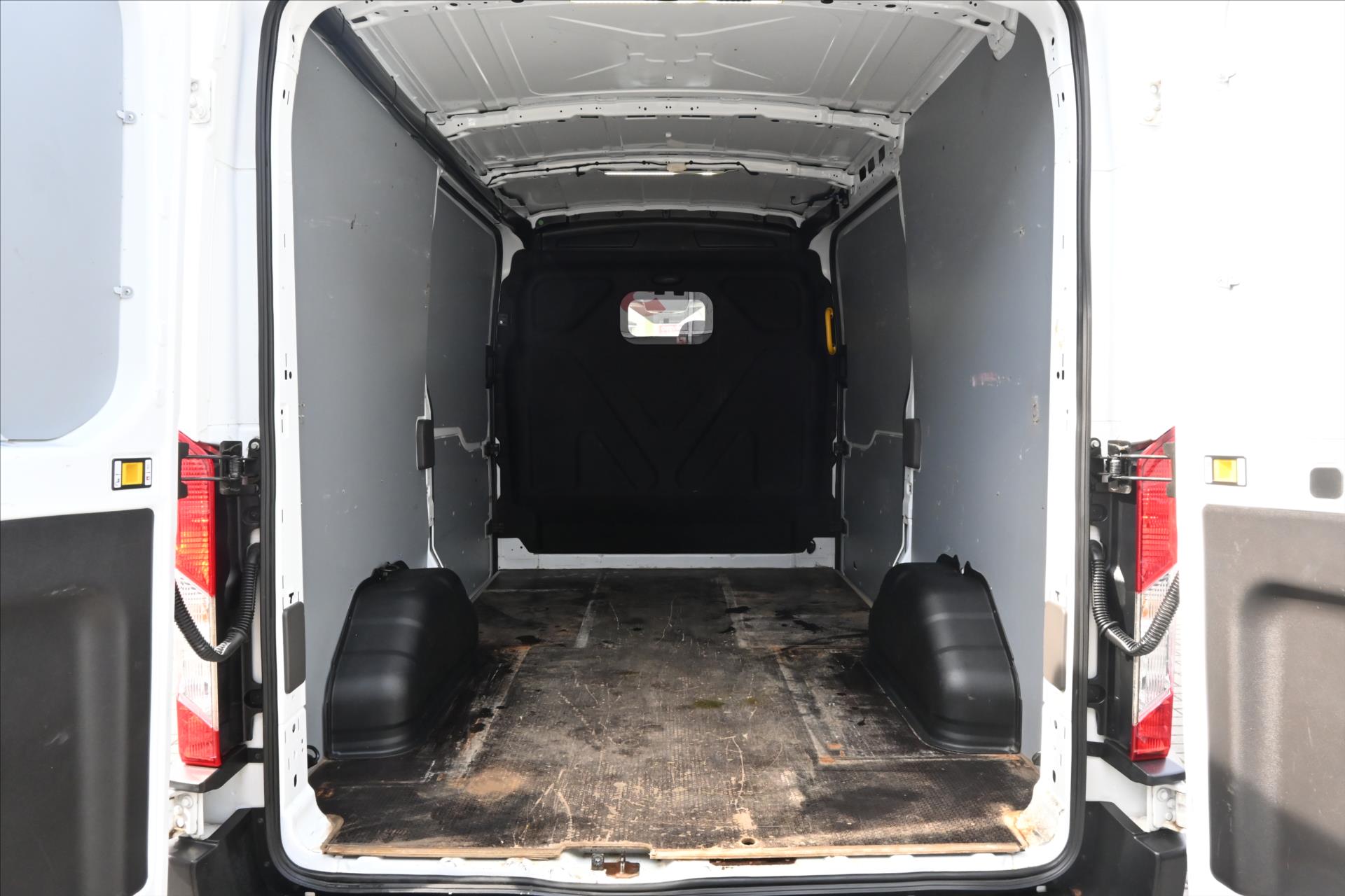 ford-transit-2-0-ecoblue-96kw-l2h2-zaruka-az-5-let - 9