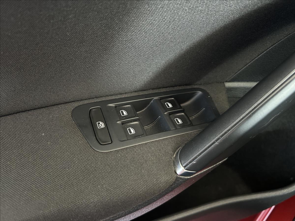 volkswagen-golf-1-2-tsi-77kw-serviska-tazne - 9