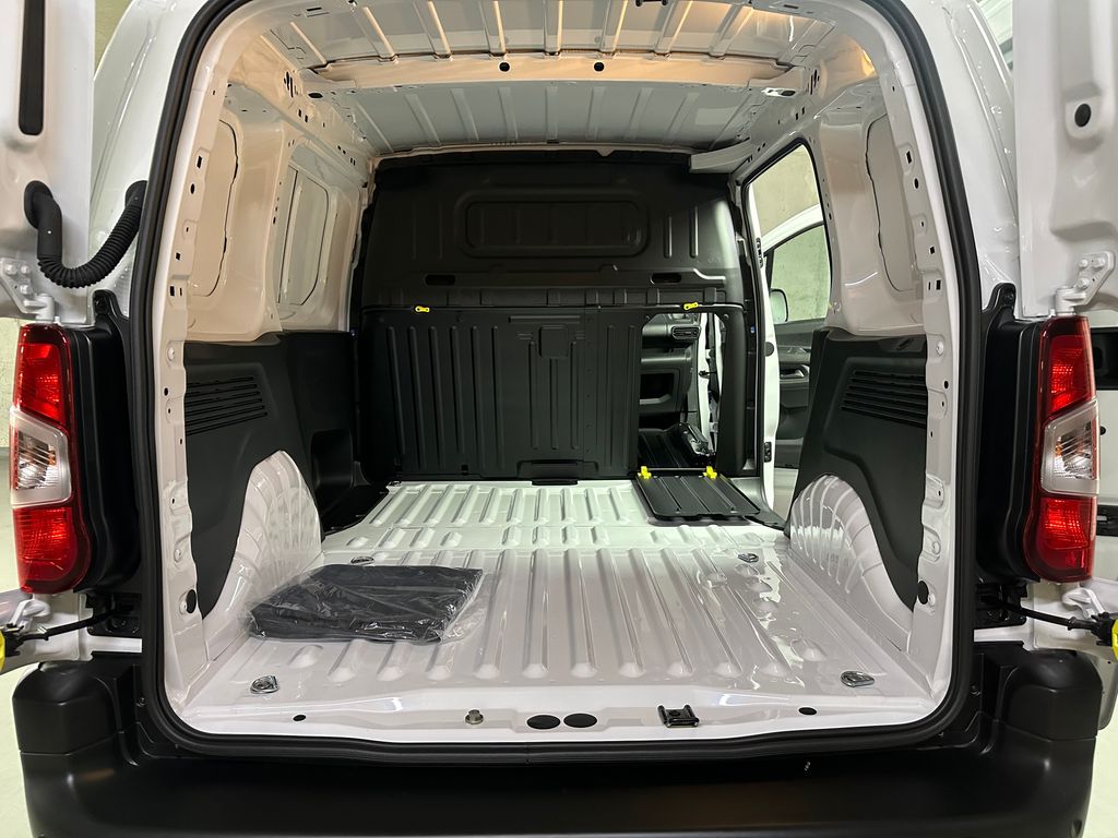 toyota-proace-city-1-5-d-4d-100k-short-panel-van - 9