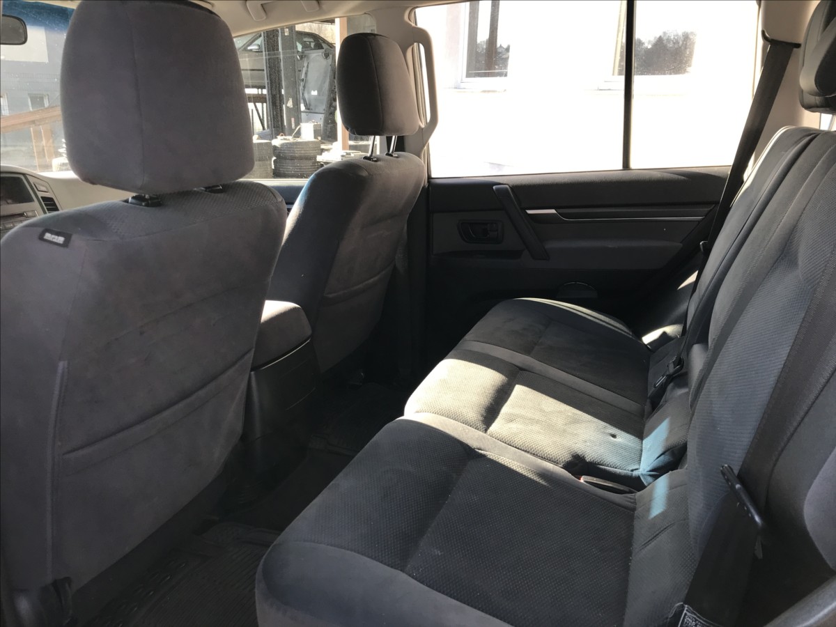 mitsubishi-pajero-3-2-di-d-4x4-automat - 9