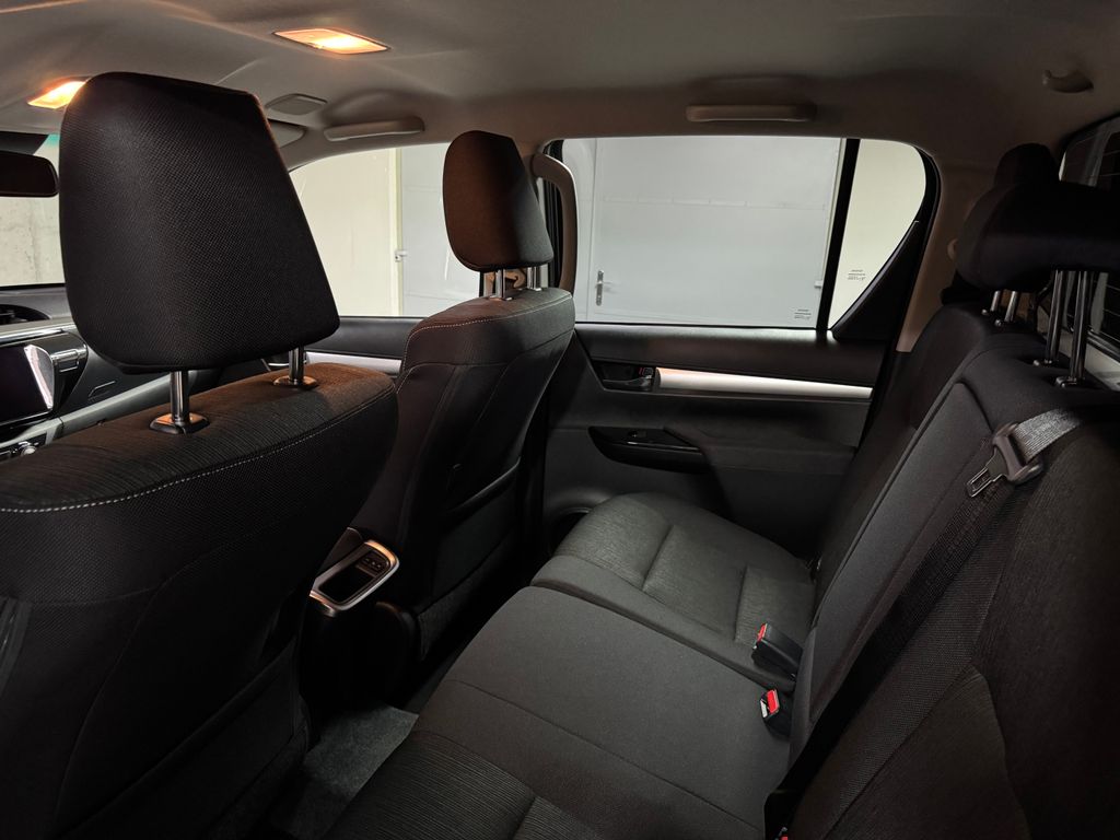 toyota-hilux-2-8d4-d-double-cap-executive - 9