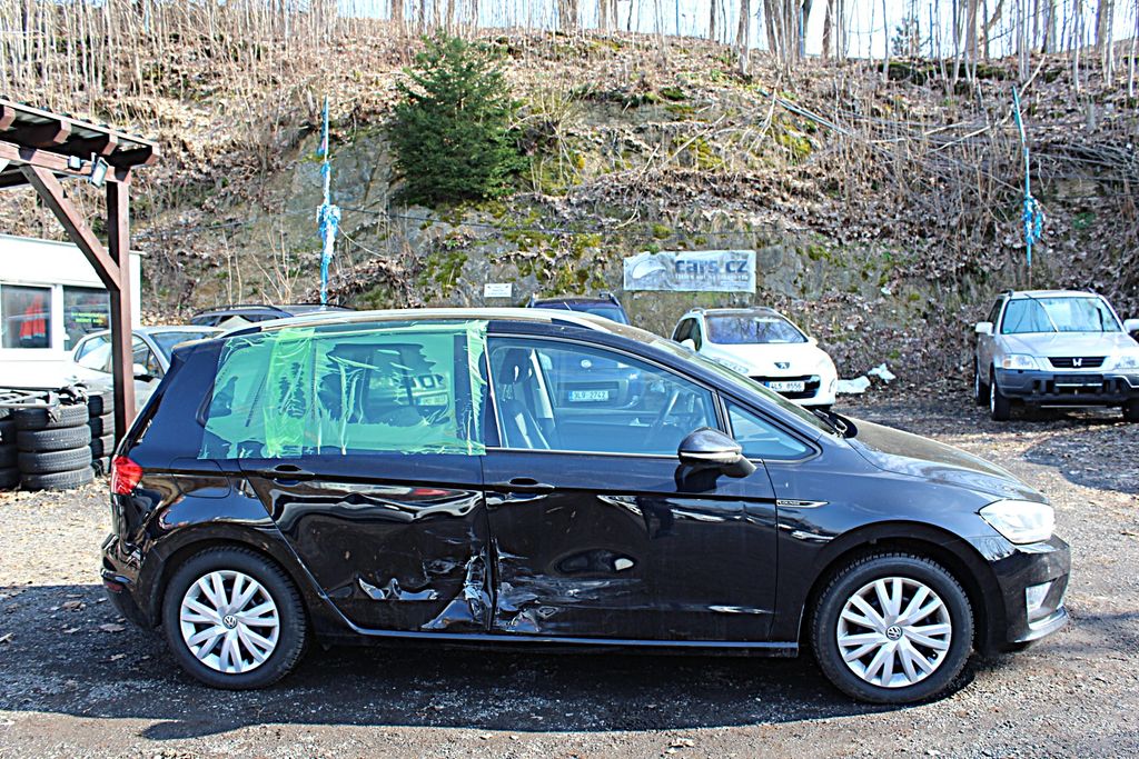 volkswagen-golf-sportsvan-1-2-tsi-81-kw-serv-knizka - 4