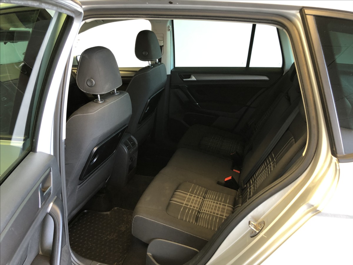 volkswagen-golf-sportsvan-2-0-tdi - 9