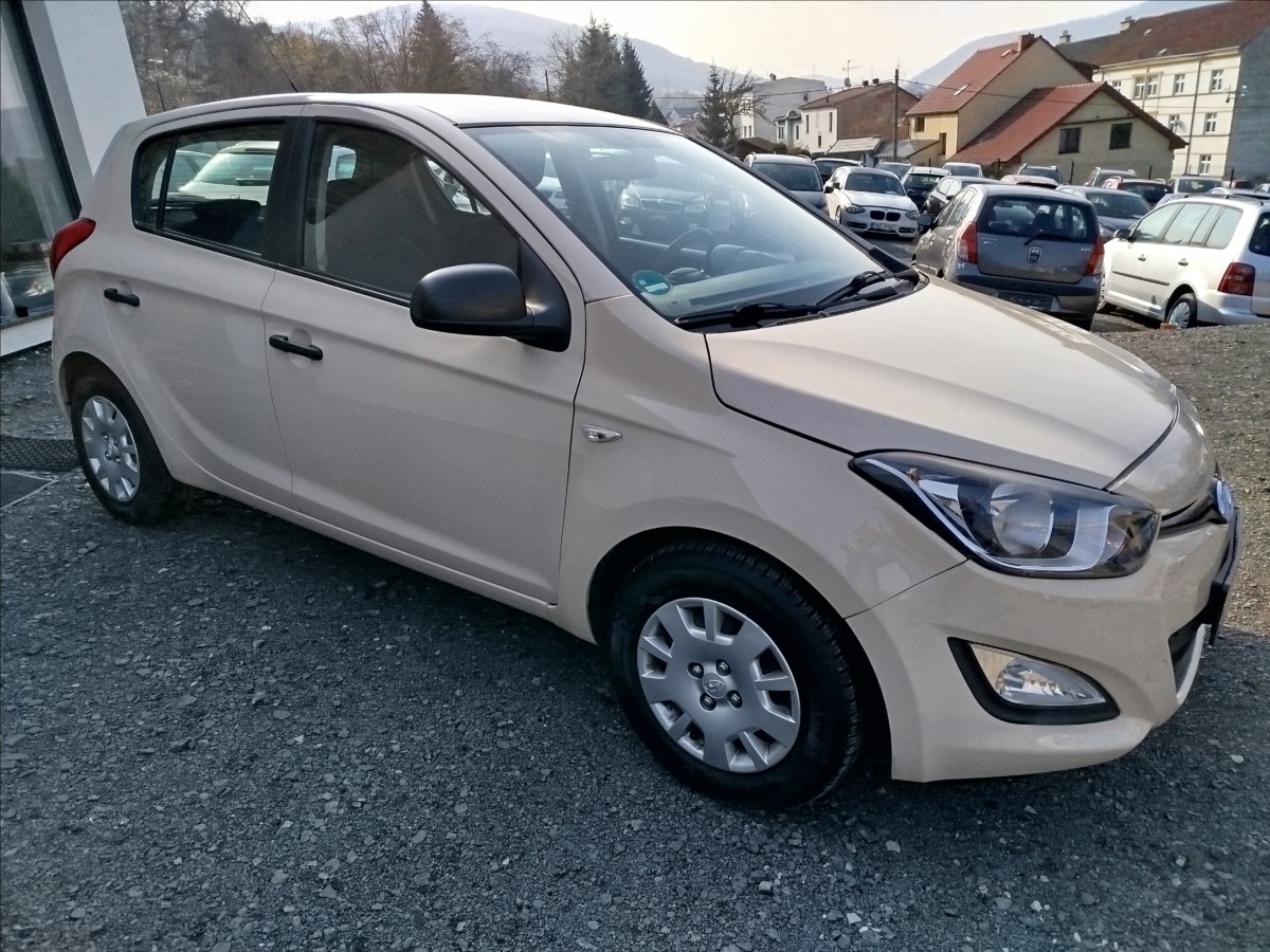 hyundai-i20-1-2-i-63kw-po-velkem-servisu - 7