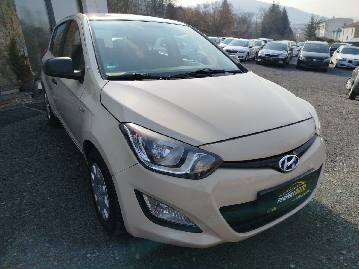 hyundai-i20-1-2-i-63kw-po-velkem-servisu - 8