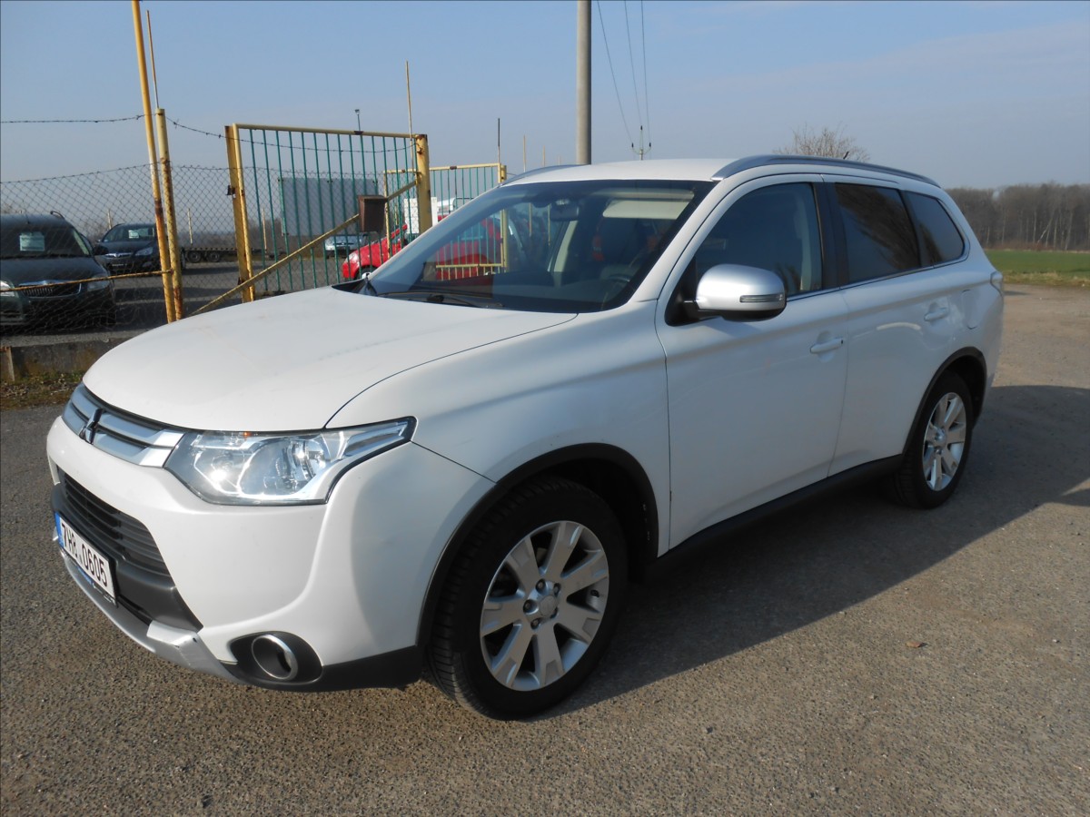 Mitsubishi Outlander 2,2 DI-D 110 kW 4 WD Serviska