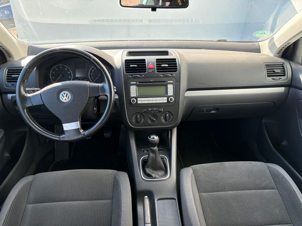 volkswagen-golf-1-6i-75kw-klima-vyhrevy - 4