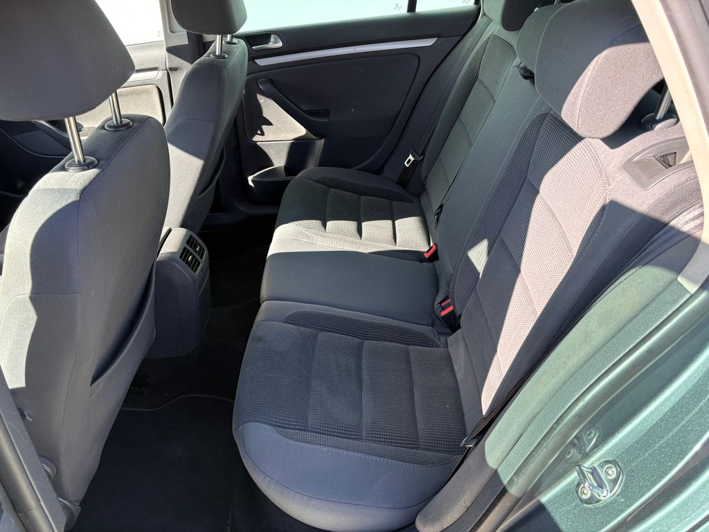 volkswagen-golf-1-6i-75kw-klima-vyhrevy - 6