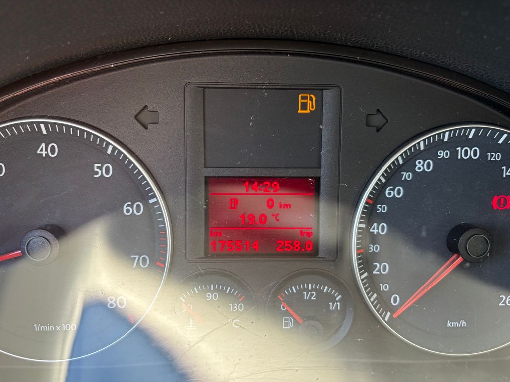 volkswagen-golf-1-6i-75kw-klima-vyhrevy - 8