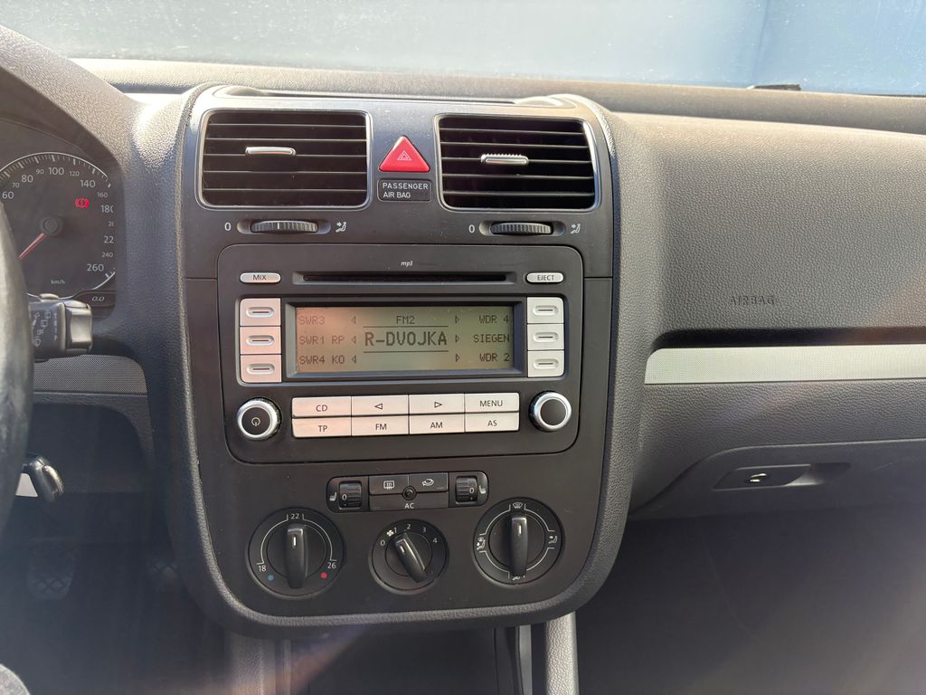 volkswagen-golf-1-6i-75kw-klima-vyhrevy - 9