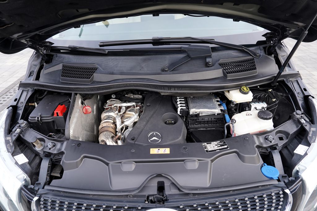 mercedes-benz-tridy-v-v300dl-4matic-amg-burmester-cr - 9