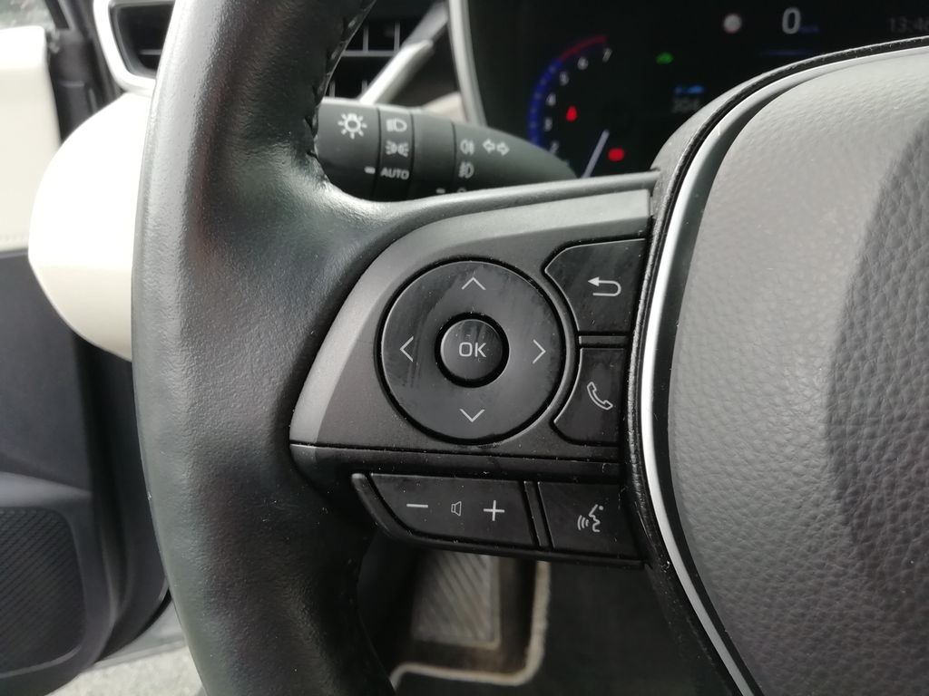 toyota-corolla-executive-1-8-hybrid - 9