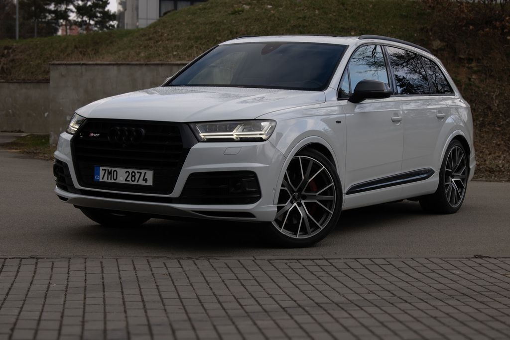 Audi SQ7 Audi SQ7, servisní knížka.