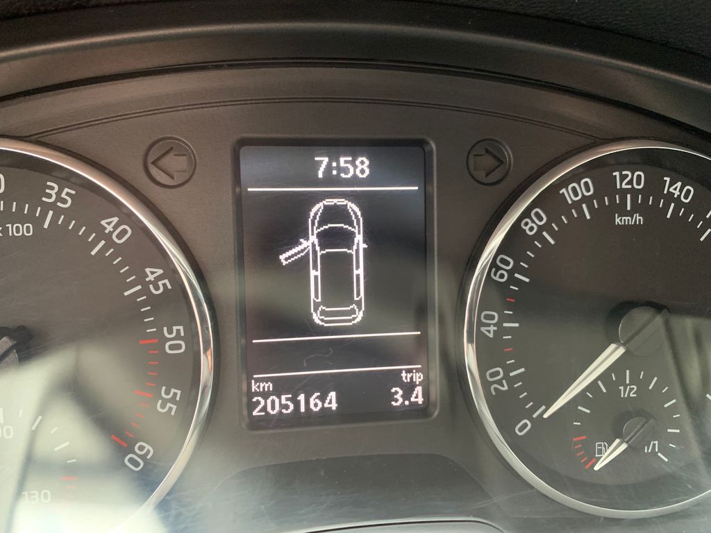 skoda-rapid-1-6-tdi-ambition-spaceback - 9