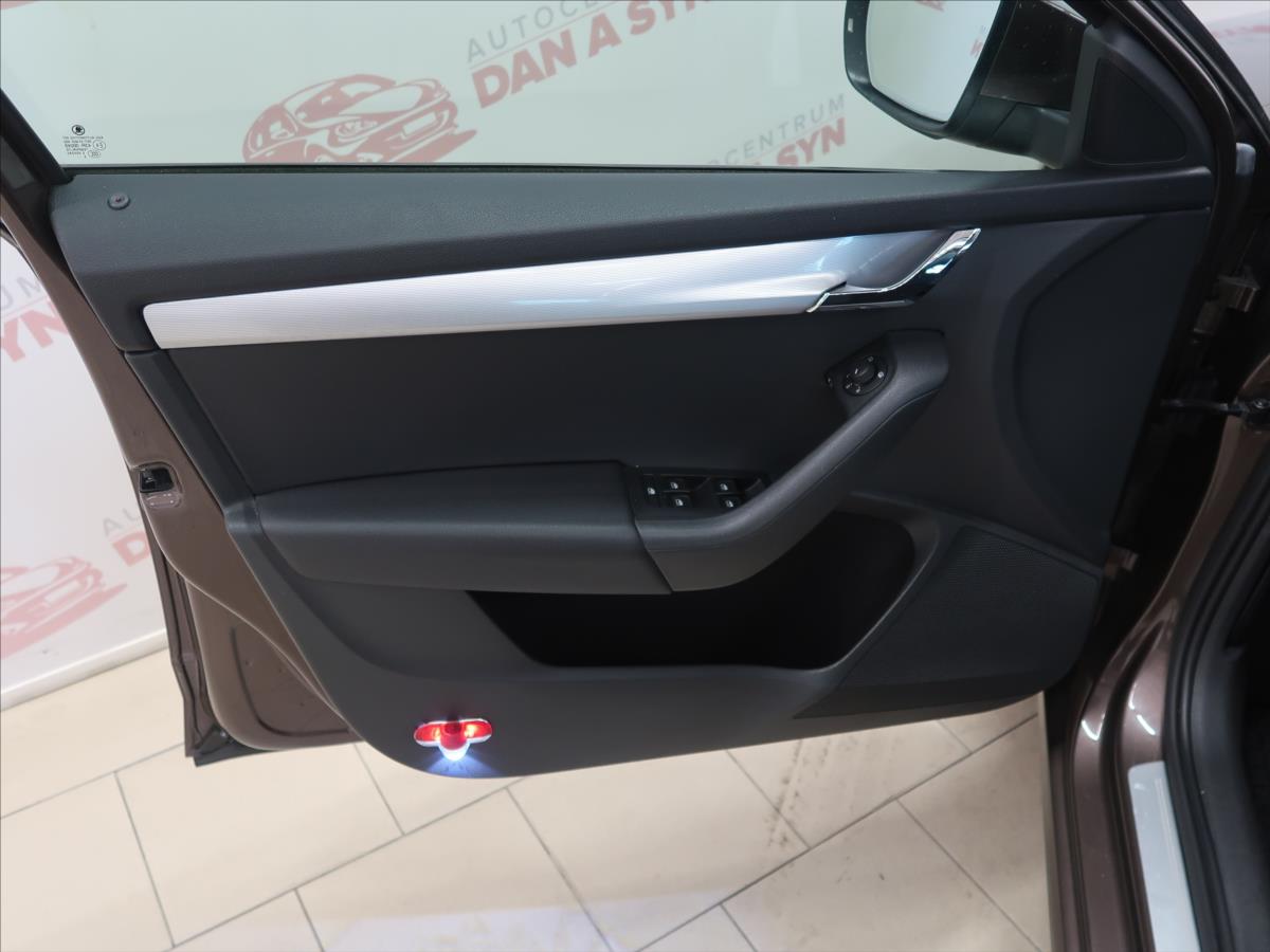 skoda-octavia-2-0-tdi-4x4-elegance-xenony - 9