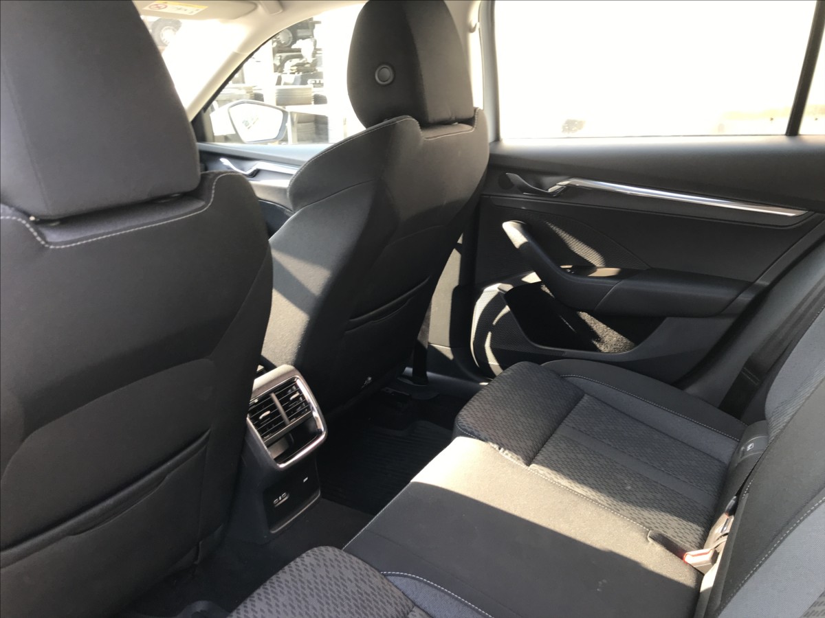 skoda-octavia-2-0-tdi-110kw-dsg-style - 7