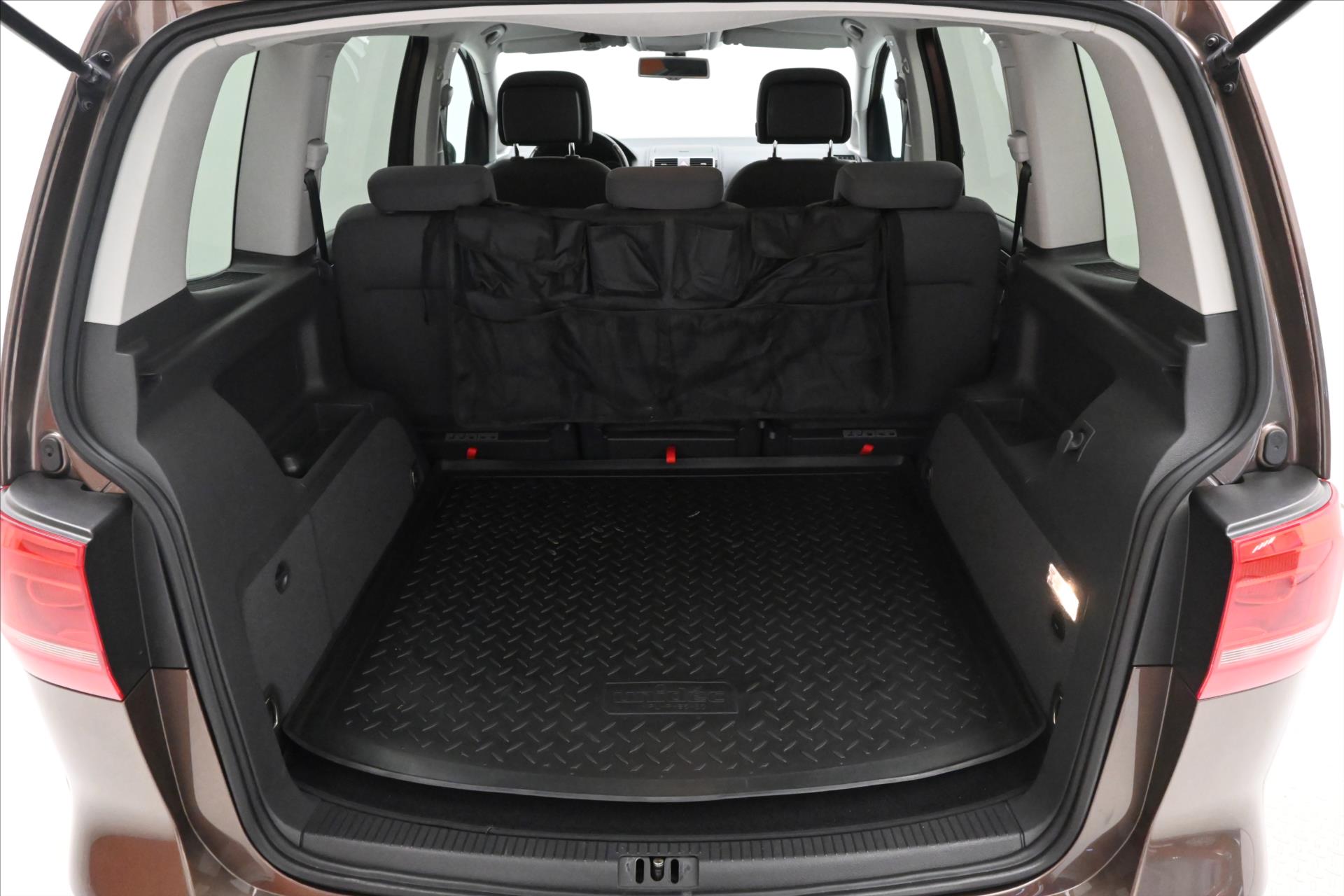 volkswagen-touran-1-6-tdi-77-kw-dsg-zaruka-az-5-let - 9