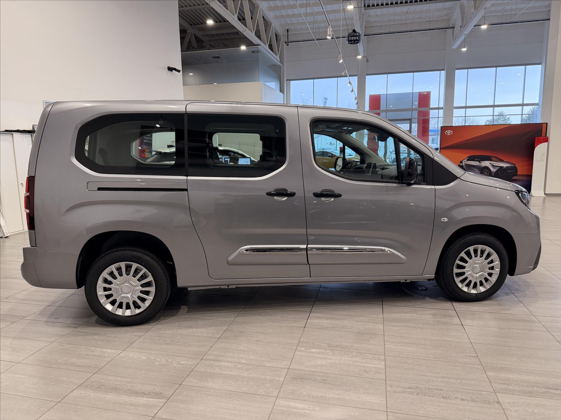 toyota-proace-city-verso-1-5-diesel-130hp-8at-lwb-7mist - 4