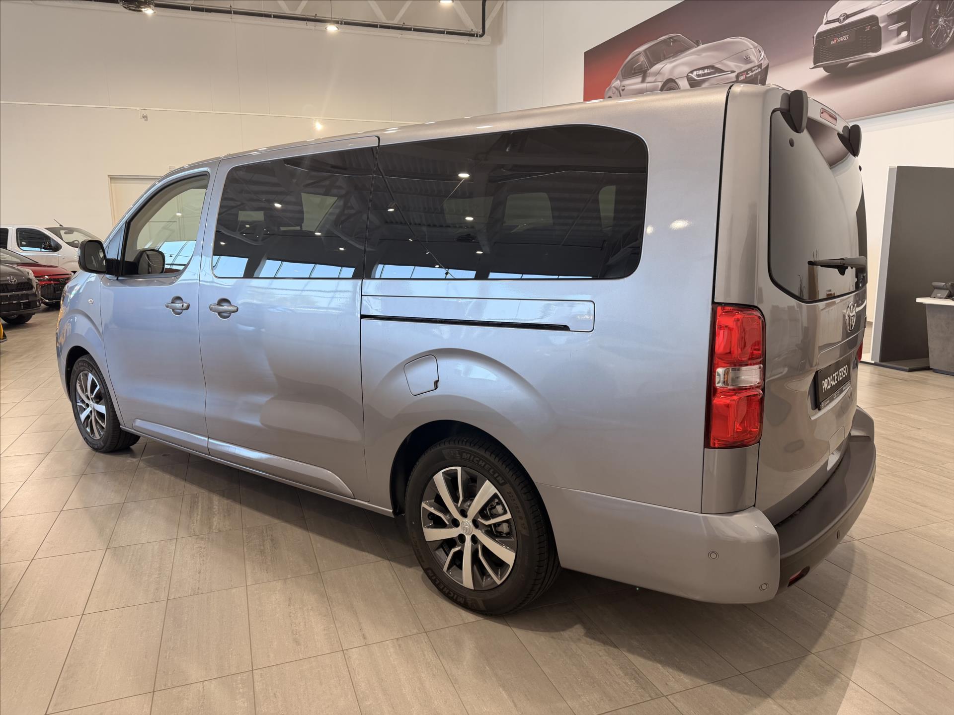 toyota-proace-verso-2-0-diesel-177hp-l2-8at-family - 2