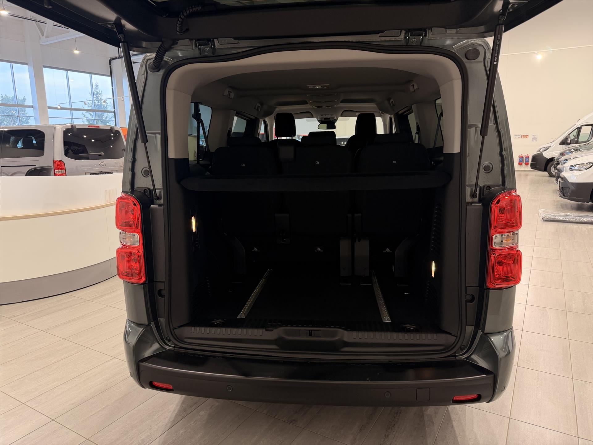 toyota-proace-verso-2-0-diesel-177hp-8at-l2-family-8s - 3