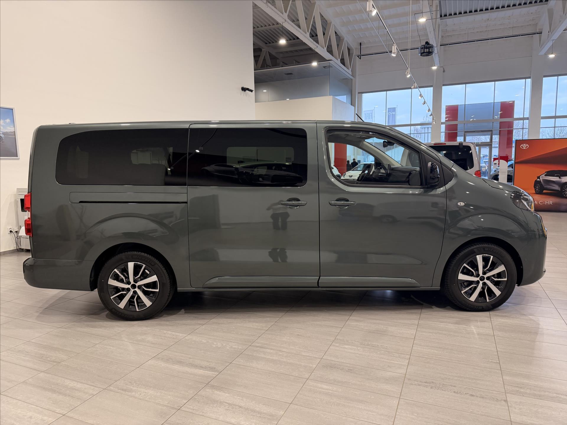toyota-proace-verso-2-0-diesel-177hp-8at-l2-family-8s - 4