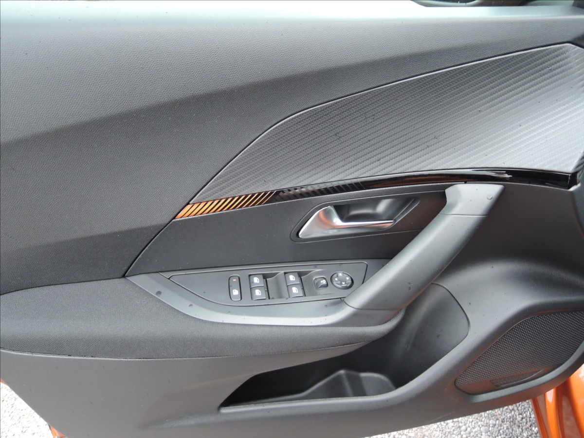 peugeot-2008-1-2-puretech-cr-zaruka-do-8-27 - 9
