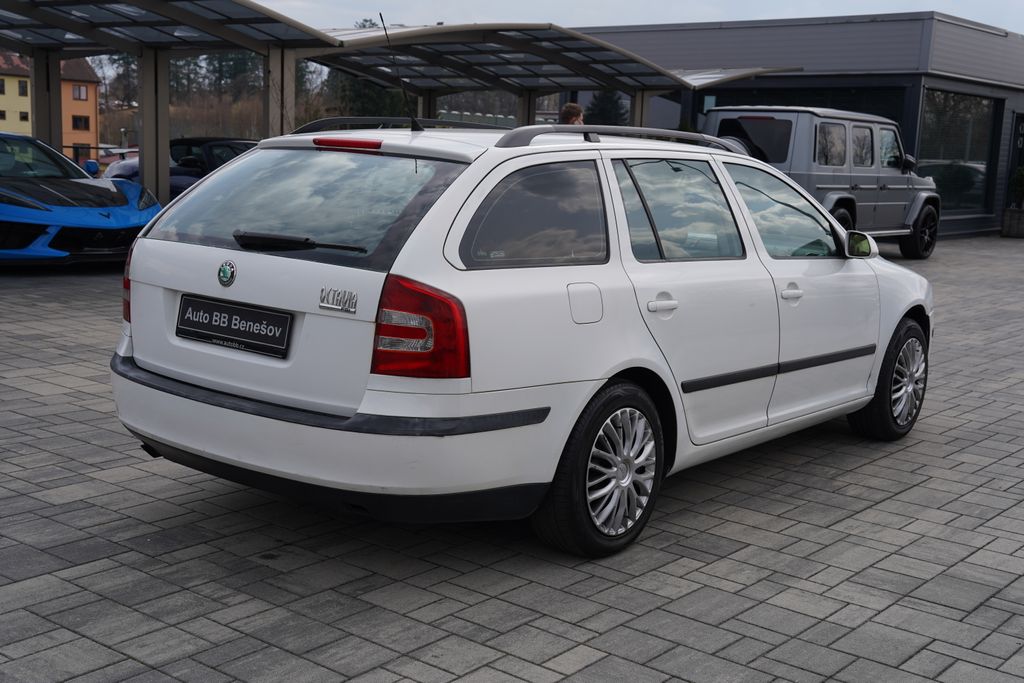 skoda-octavia-1-6-fsi-116ps-elegance-kuze-cr - 5