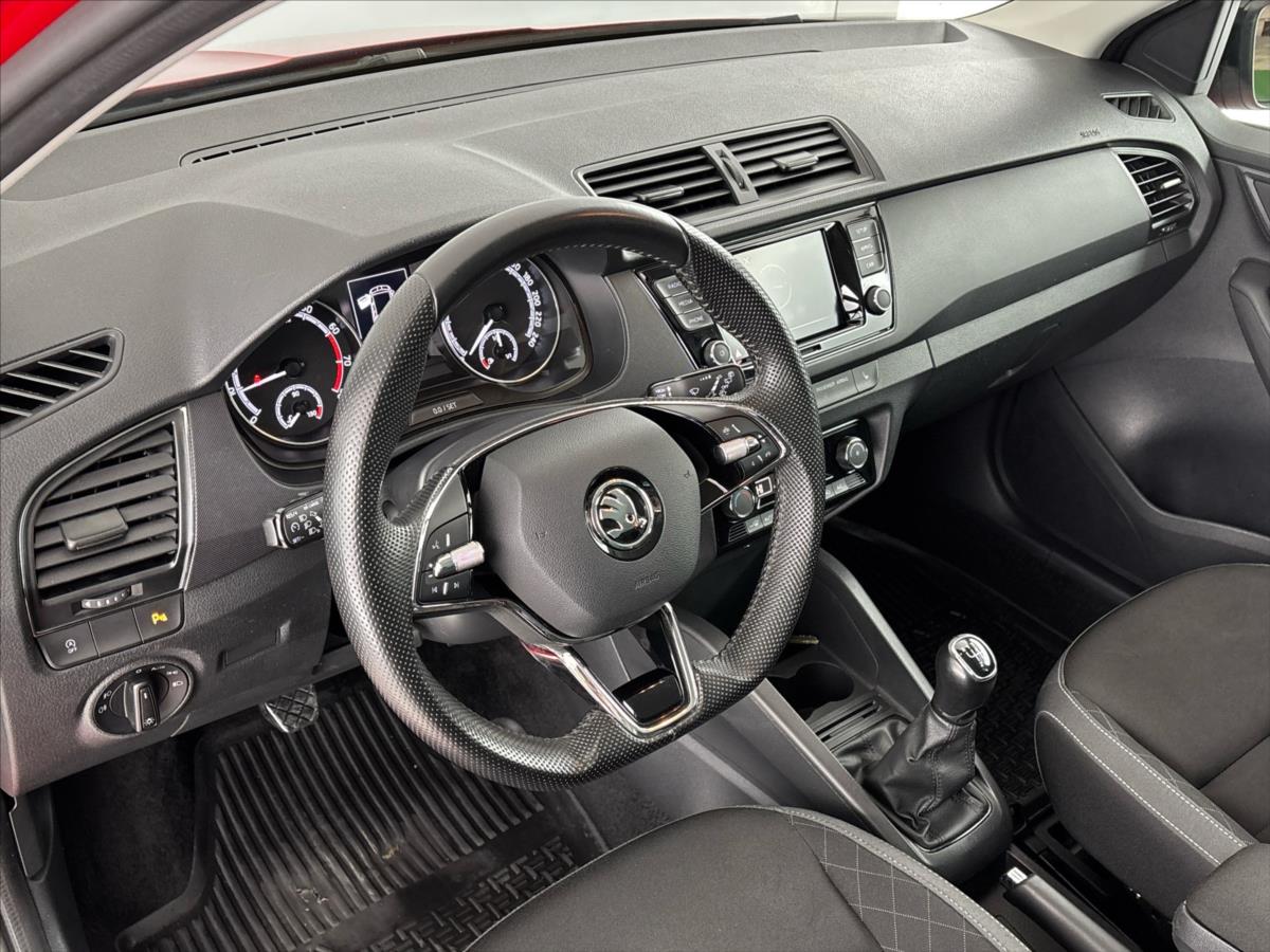 skoda-fabia-1-0-tsi-tour-black - 4