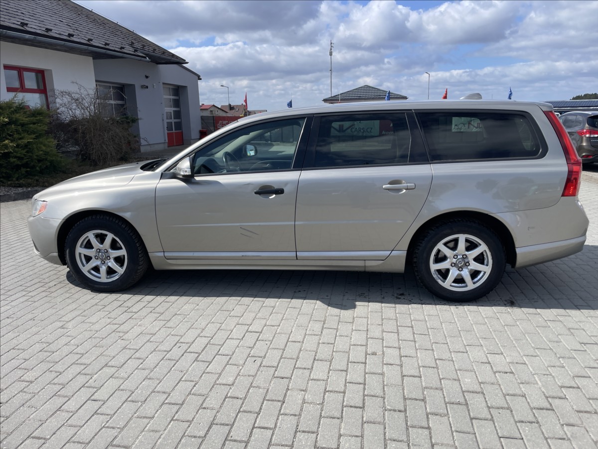 volvo-v70-2-0-d-100kw-momentum-kinetic-odp-dph - 1