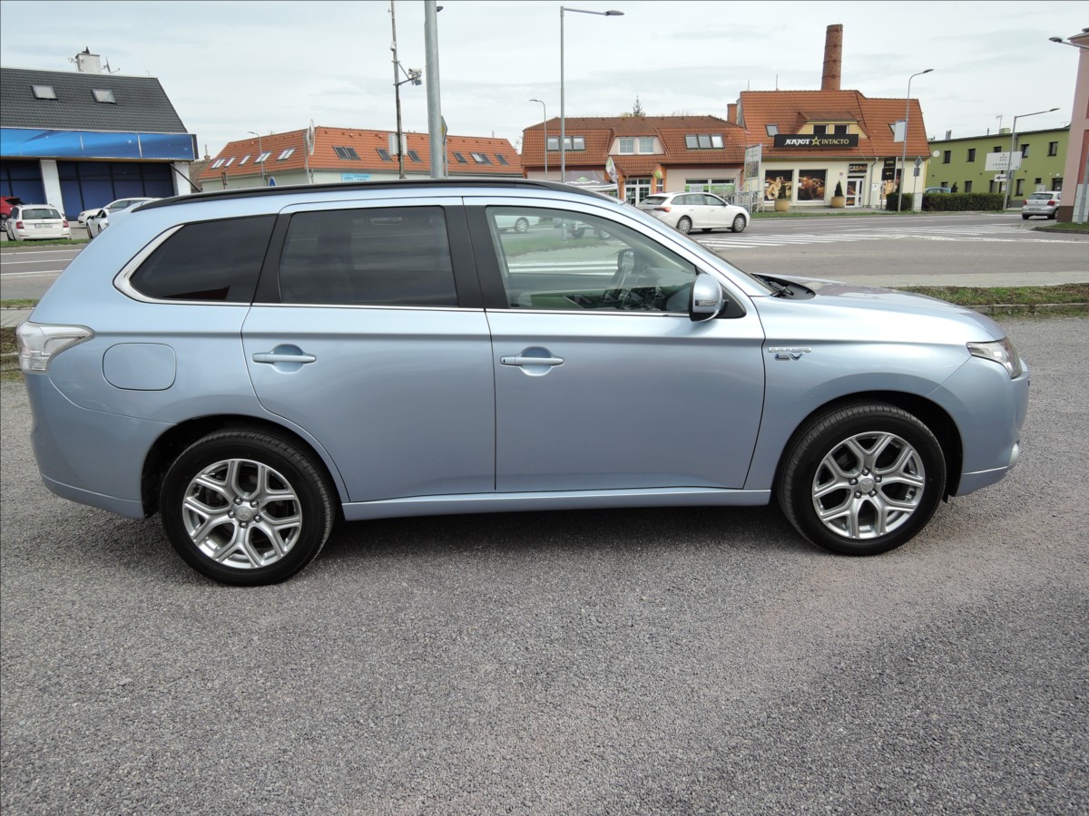 mitsubishi-outlander-2-0-phev-4x4-1-maj-servis-kuze - 4