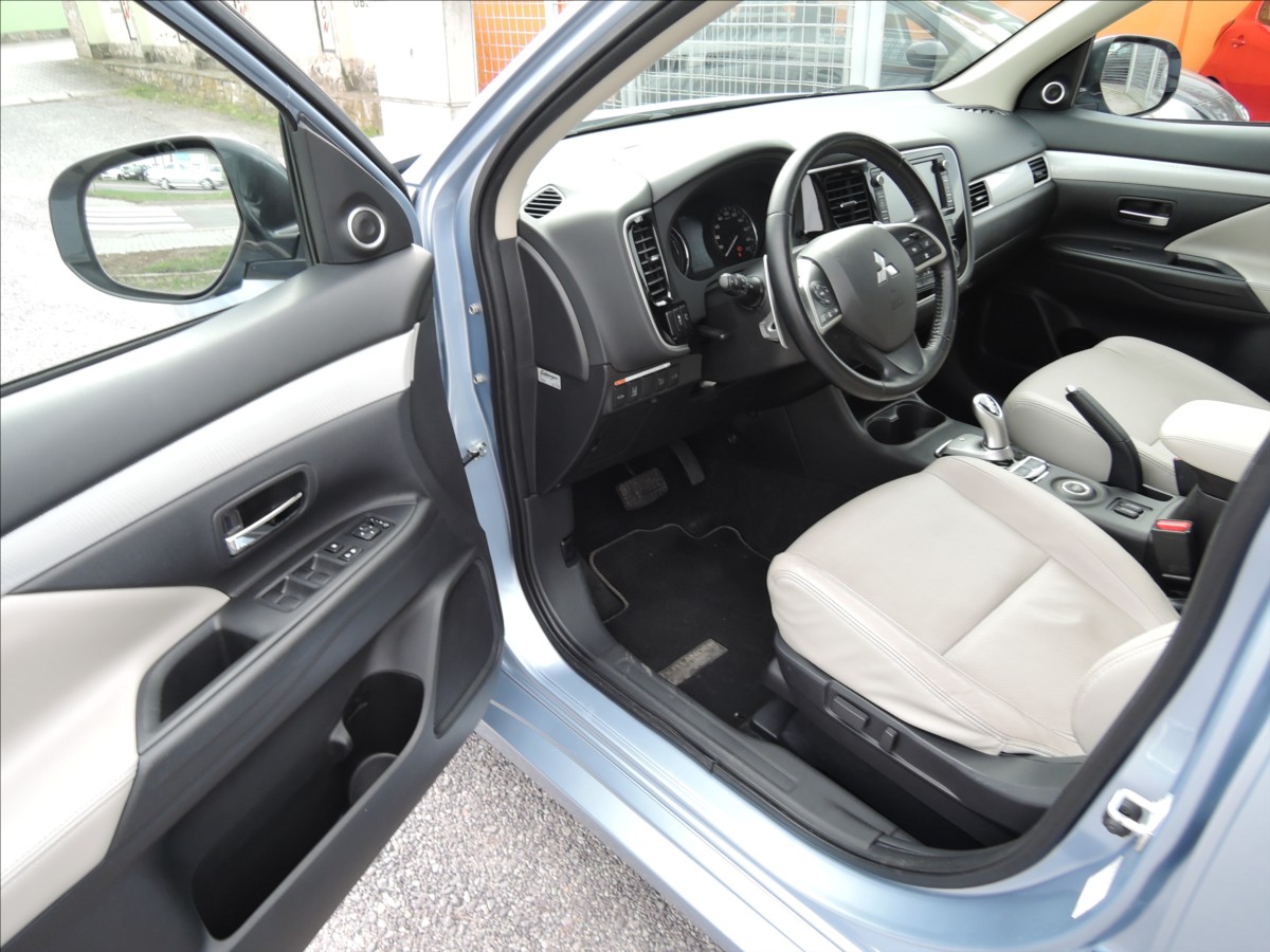 mitsubishi-outlander-2-0-phev-4x4-1-maj-servis-kuze - 7
