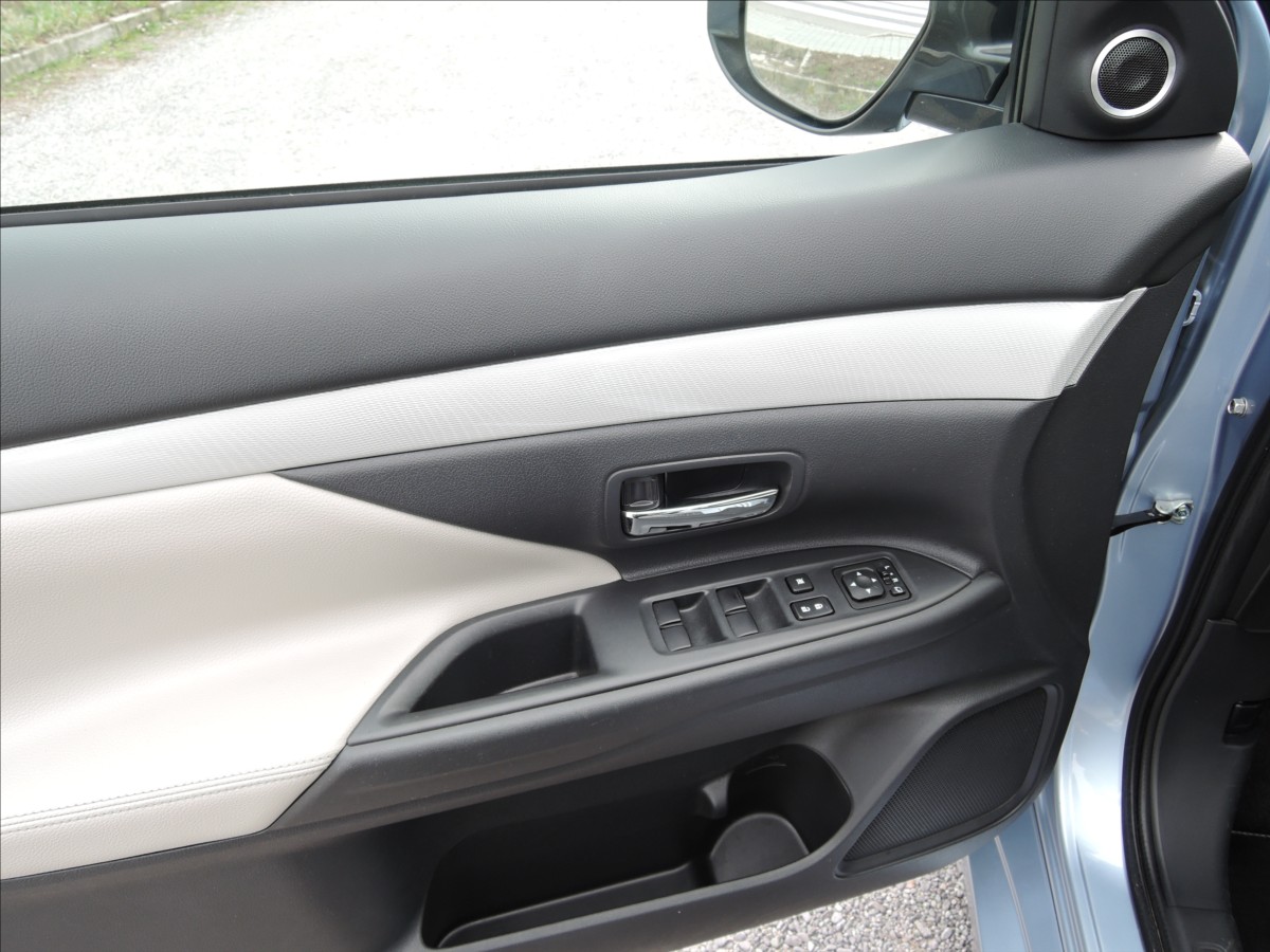 mitsubishi-outlander-2-0-phev-4x4-1-maj-servis-kuze - 9