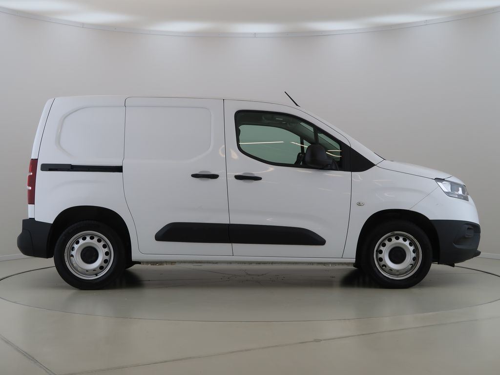 toyota-proace-1-2vvt-i-at-cz-1maj-dph-active - 3