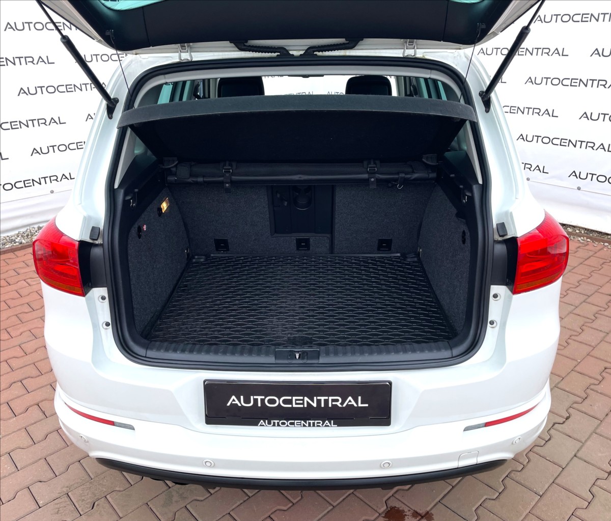 volkswagen-tiguan-2-0-tdi-103kw-r-line-4x4-serv-kn - 8