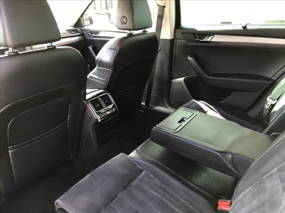 skoda-superb-2-0-tdi-4x4-dsg-combi-style - 9