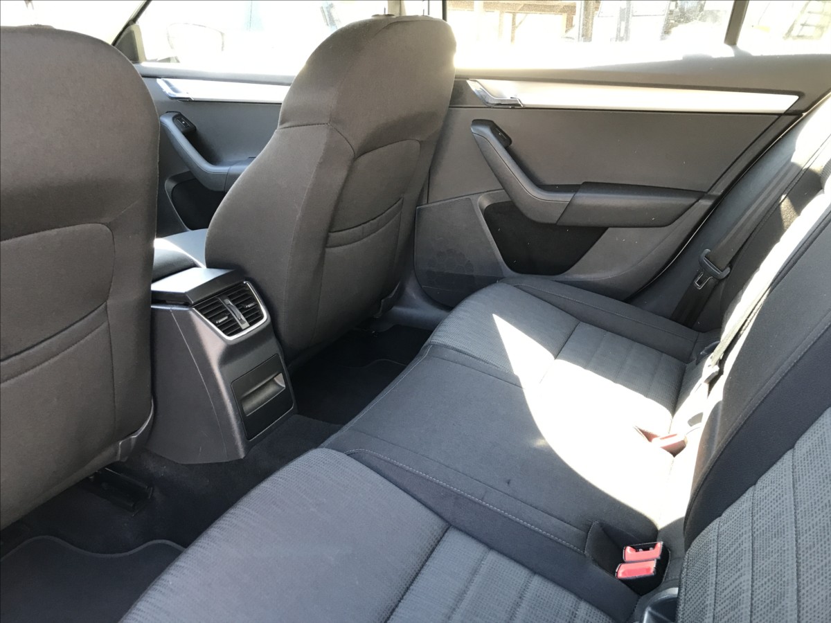 skoda-octavia-1-8-tsi-132kw-dsg-combi - 6