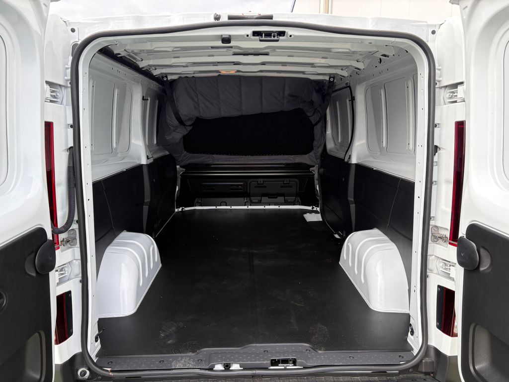 renault-trafic-2-0dci-do-2-49t-spani-topeni - 4