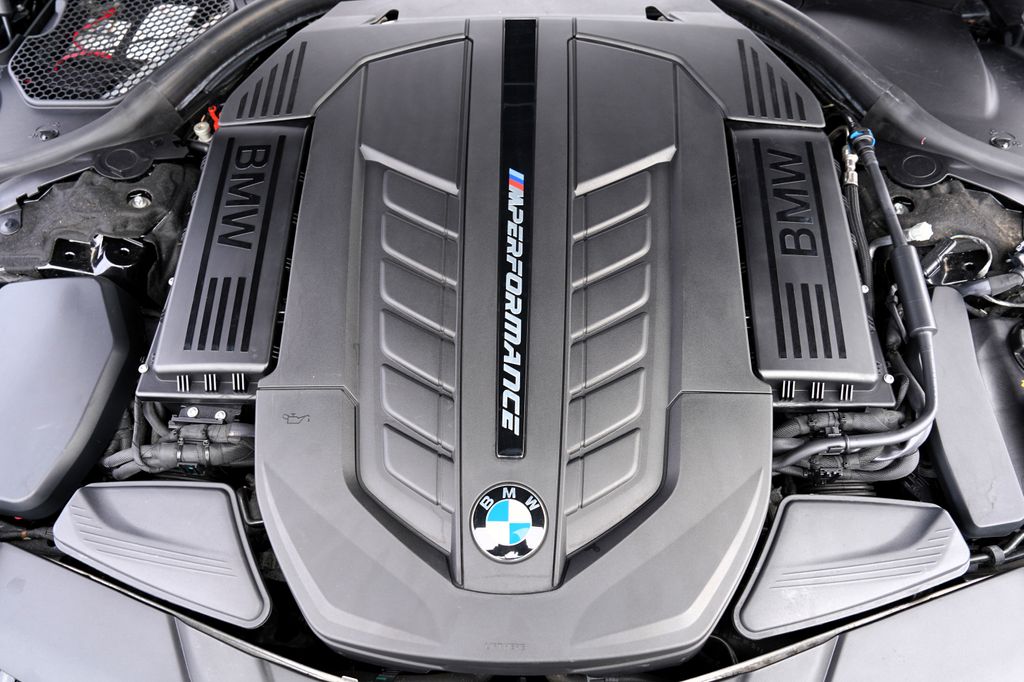 bmw-rada-7-m760li-xdrive-6-6i-v12-590ps - 9