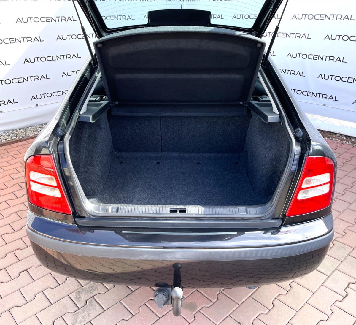 skoda-octavia-1-6-i-selection-75kw-130t-km-po-servisu - 9