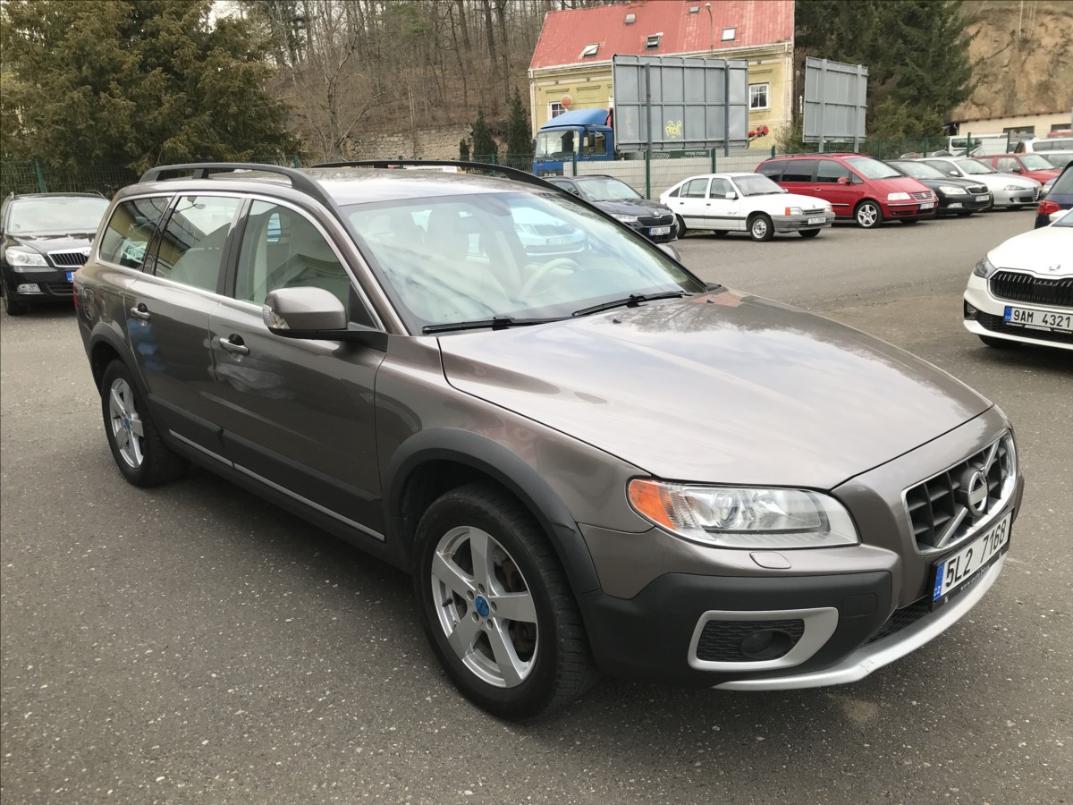 volvo-xc70-2-4-d5-awd-6mt - 3