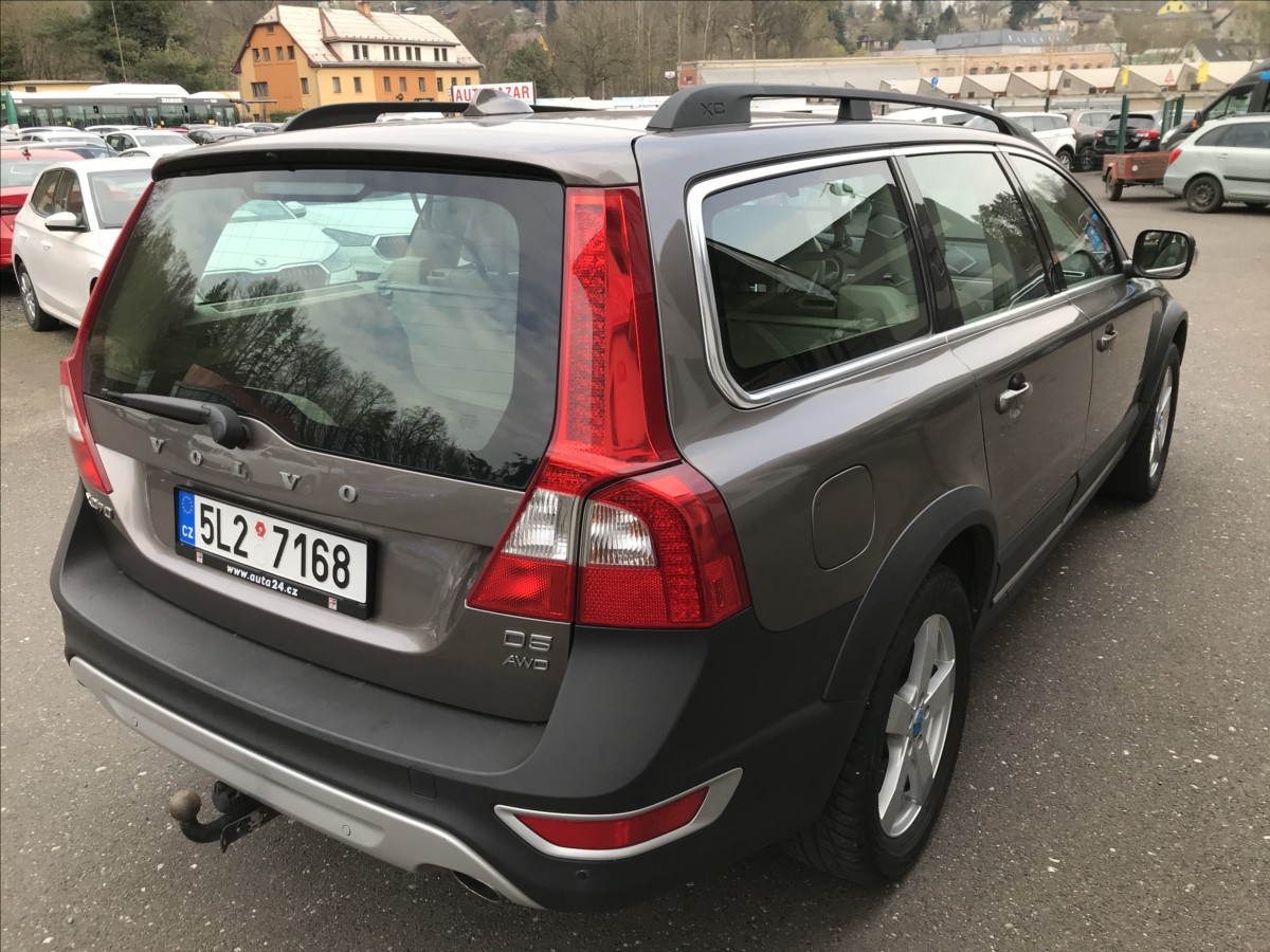 volvo-xc70-2-4-d5-awd-6mt - 4
