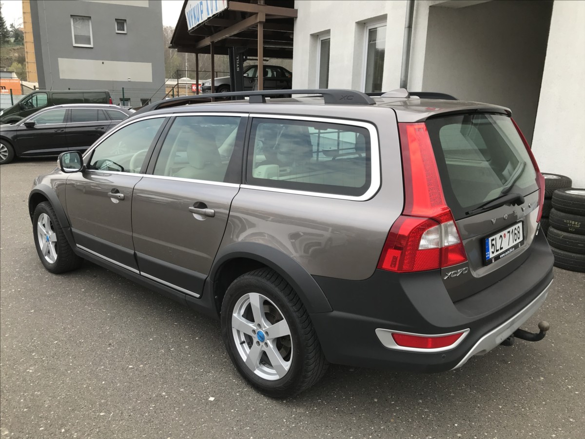 volvo-xc70-2-4-d5-awd-6mt - 5