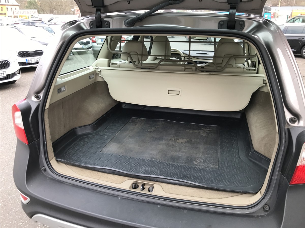 volvo-xc70-2-4-d5-awd-6mt - 6