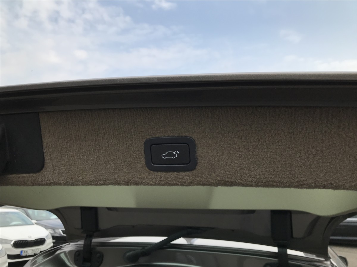 volvo-xc70-2-4-d5-awd-6mt - 7