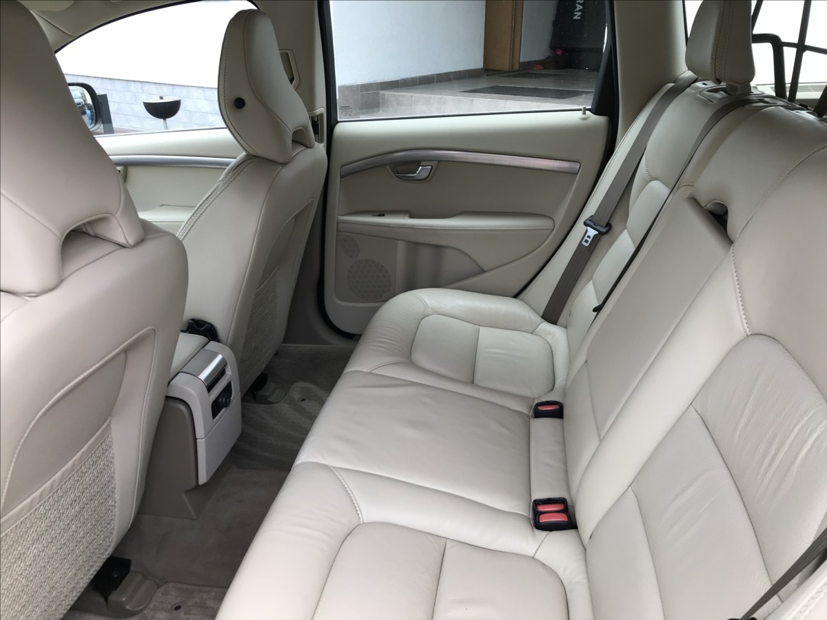 volvo-xc70-2-4-d5-awd-6mt - 8