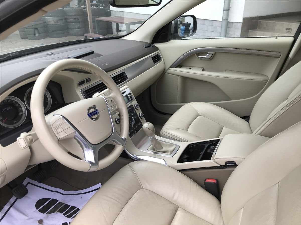 volvo-xc70-2-4-d5-awd-6mt - 9