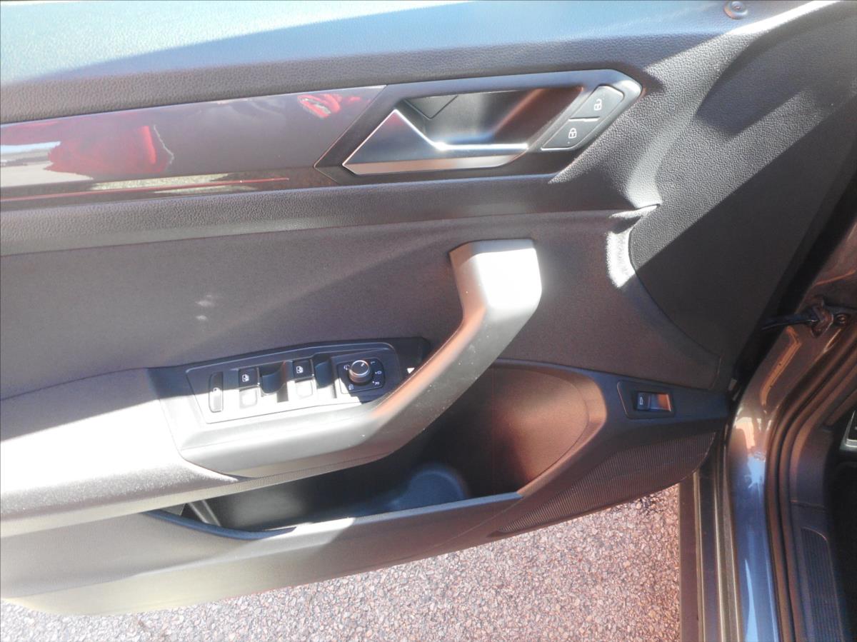 volkswagen-t-roc-1-5-tsi-r-line-automat - 9