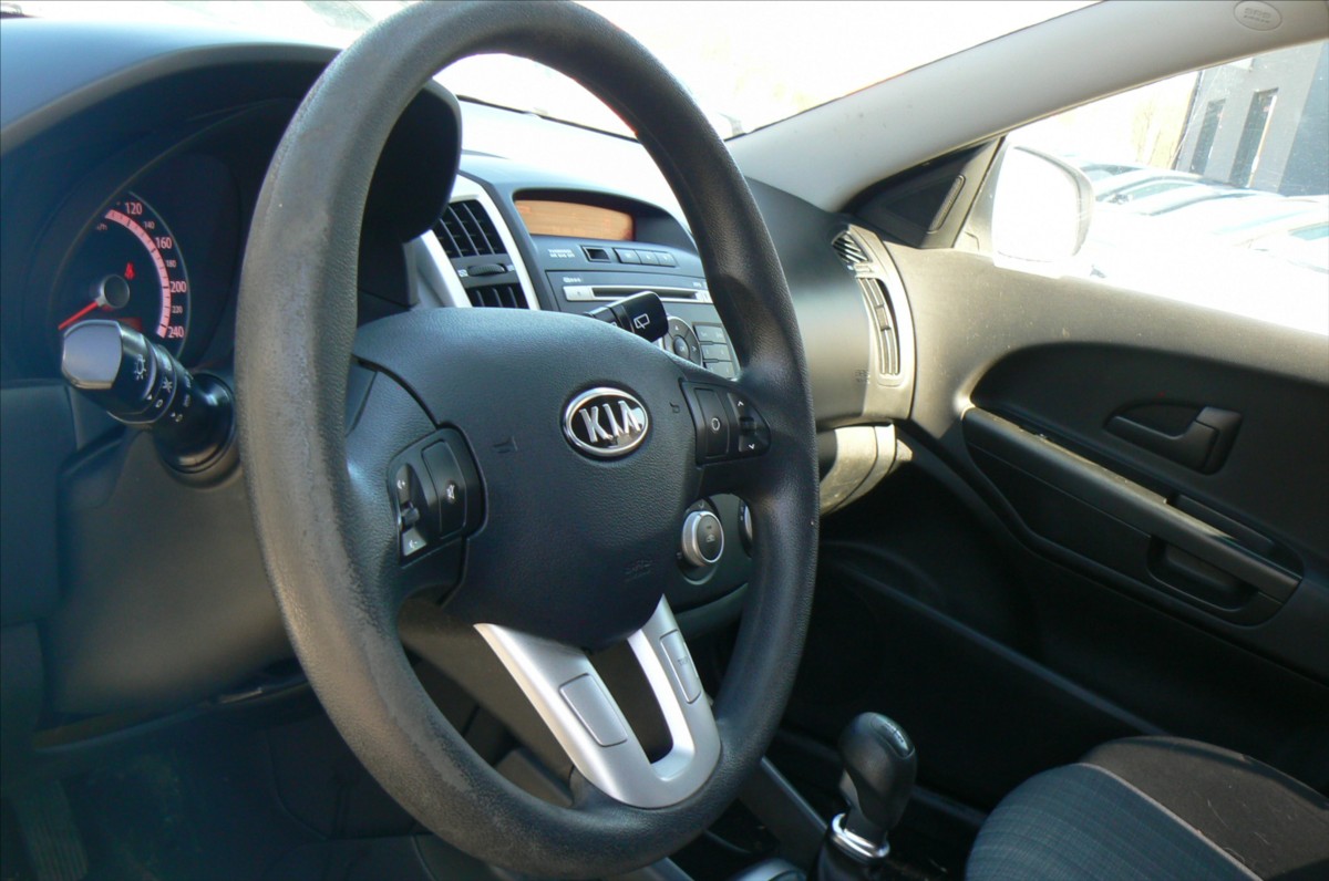 kia-ceed-1-4-combi-cr-1-majitel - 9