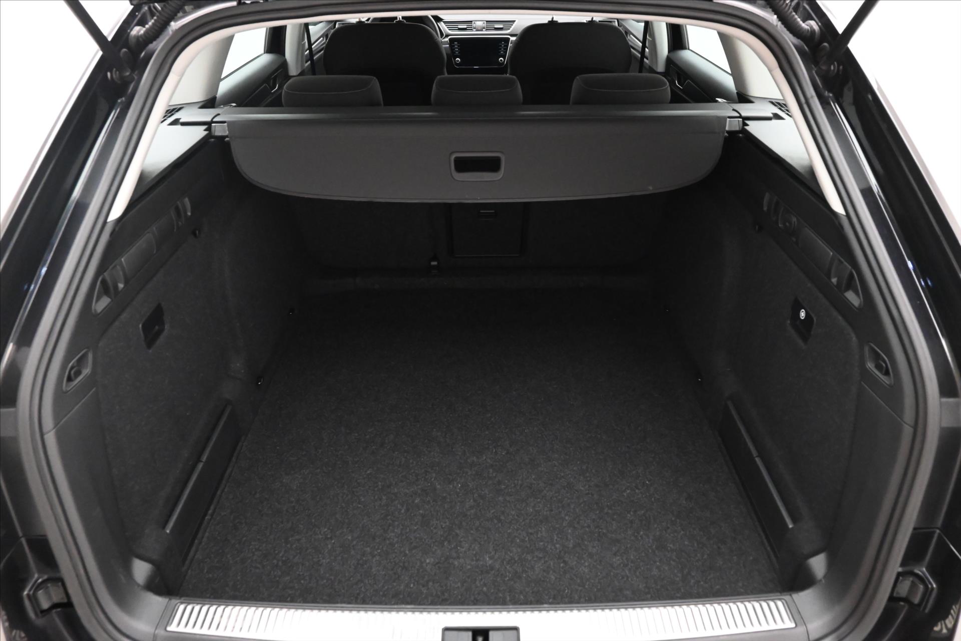 skoda-superb-2-0-tdi-110-kw-dsg-style-zaruka-az-5-let - 9