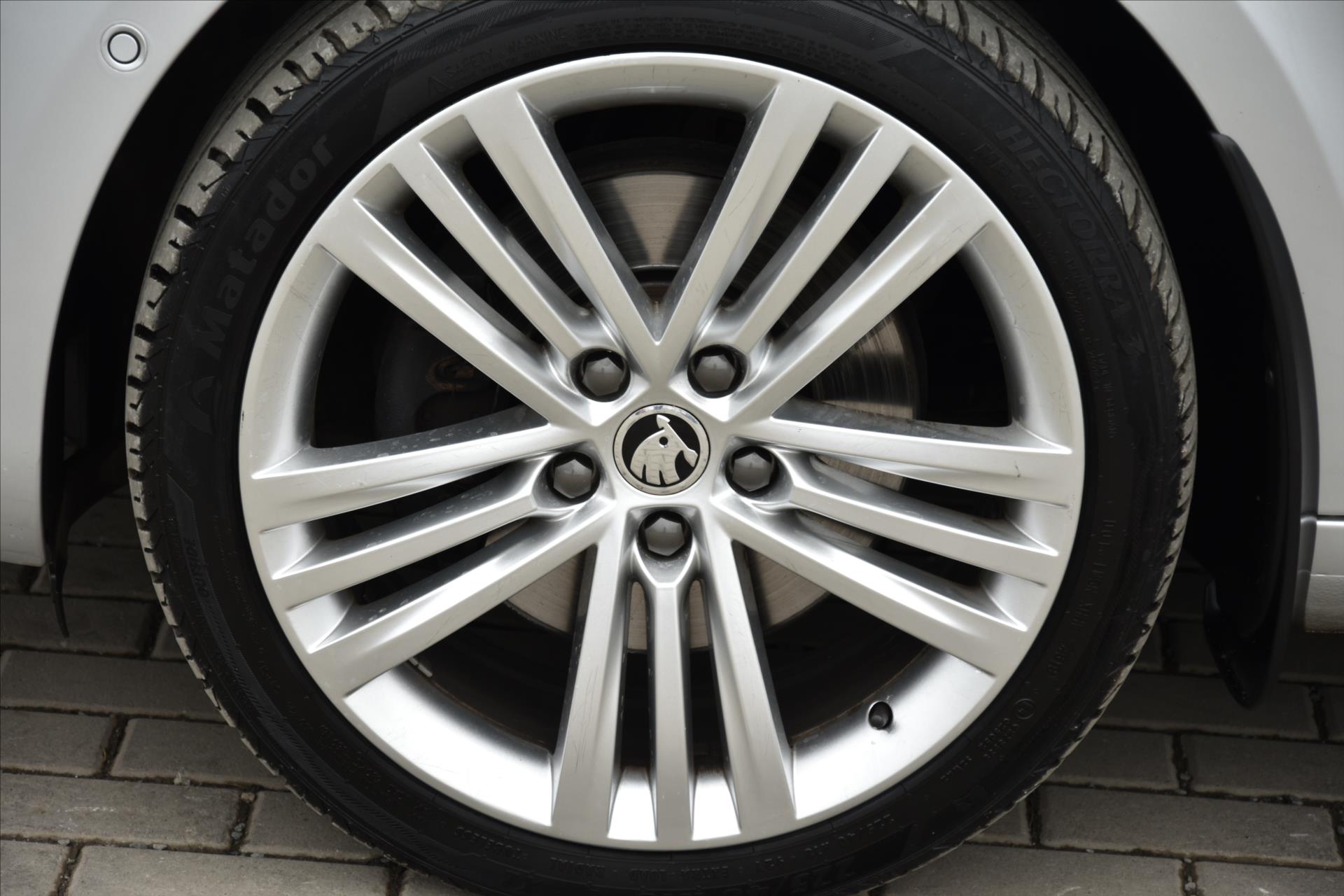 skoda-superb-2-0-tdi-125kw-4x4-elegance-cr - 8